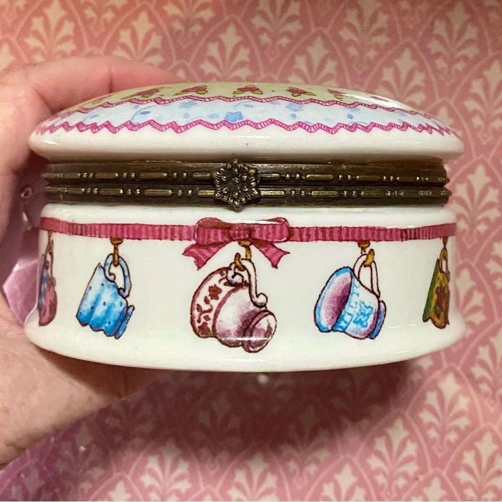 🔥Imperial Porcelain Round Trinket Box “Love Shared Warms the Heart”🔥